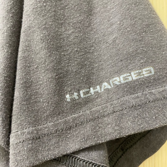 ❤️😎Under Armour Charged Heat Gear Gray Logo Short Sleeve Athletic Tee Shirt - Picture 3 of 8